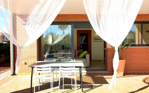 Peiro: Propriété, Meubles, Pièce, Design Intérieur, Maison, Bâtiment, Domicile, Table, Immobilier, Rideau