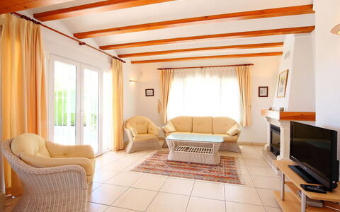 Faisa: Pièce, Propriété, Meubles, Design Intérieur, Salon, Plafond, Bâtiment, Orange, Maison, Suite