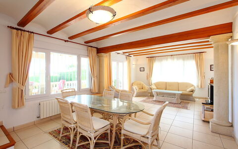 Faisa: Pièce, Propriété, Plafond, Bâtiment, Design Intérieur, Meubles, Immobilier, Salle À Manger, Maison, Table