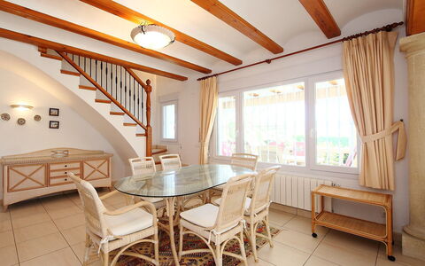 Faisa: Pièce, Propriété, Bâtiment, Meubles, Design Intérieur, Plafond, Immobilier, Maison, Sol, Table