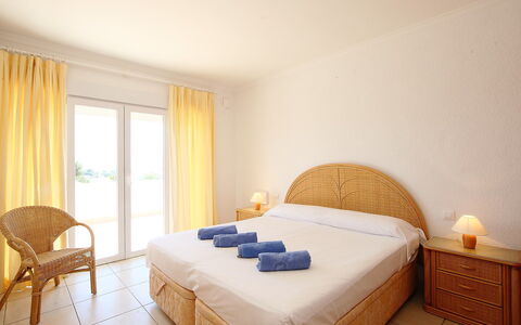 Faisa: Chambre, Lit, Meubles, Pièce, Propriété, Drap De Lit, Cadre De Lit, Matelas, Design Intérieur, Mur