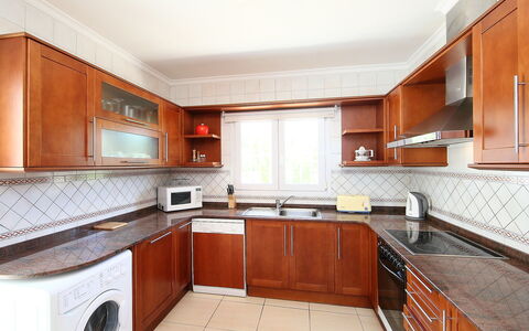 Faisa: Comptoir, Propriété, Pièce, Cabinetry, Meubles, Cuisine, Bâtiment, Immobilier, Design Intérieur, Maison
