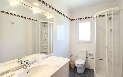 Faisa: Salle De Bains, Propriété, Pièce, Design Intérieur, Luminaire Plomberie, Bâtiment, Plafond, Architecture, Immobilier, Baignoire