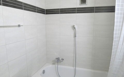 Les Bruyères 25: Salle De Bains, Tuile, Propriété, Pièce, Mur, Robinet, Architecture, Baignoire, Luminaire Plomberie, Immobilier