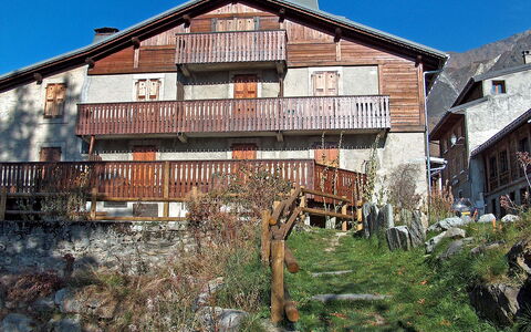 Chalet le Tour: Bâtiment, Ciel, Plante, Propriété, Fenêtre, Bois, Lot Terre, Maison, Quartier, Zone Résidentielle