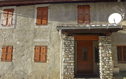 Chalet le Tour: Fenêtre, Plante, Bâtiment, Bois, Porte, Ciel, Brique, Brickwork, Maison