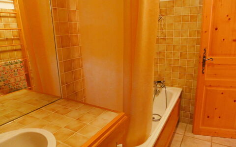 Chalet le Tour: Salle De Bains, Propriété, Pièce, Tuile, Orange, Sol, Architecture, Design Intérieur, Immobilier, Maison