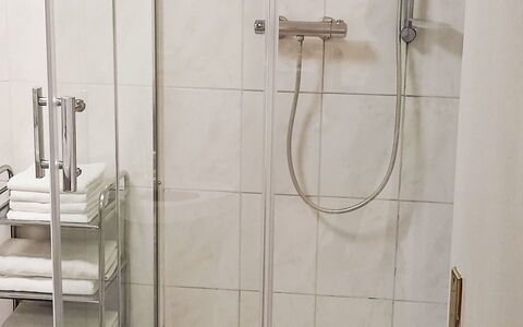 Bless: Luminaire Plomberie, Salle De Bains, Tete De Douche, Douche, Plomberie, Bar De Douche, Design Intérieur, Sol, Porte De Douche, Sol