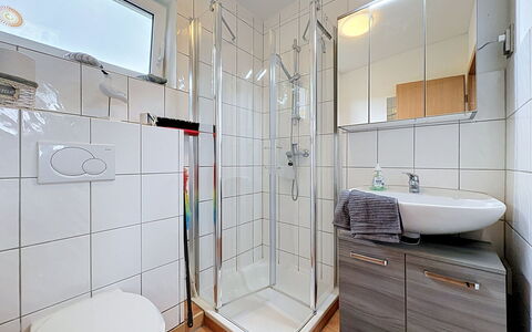 Goetheallee: Luminaire Plomberie, Design Intérieur, Sol, Salle De Bains, Sol, Évier, Plomberie, Robinet, Lavabo, Pièce
