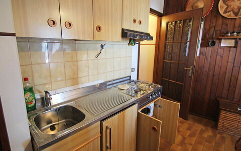 Tignale 150: Propriété, Pièce, Cuisine, Cabinetry, Comptoir, Meubles, Principaux Appliance, Bâtiment, Maison, Immobilier