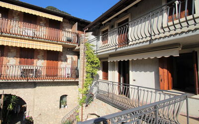 Tignale 150: Bâtiment, Ciel, Plante, Propriété, Fenêtre, Maison, Design Urbain, Bois, Zone Résidentielle, Immobilier