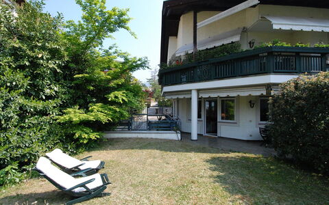 Villa Esperia: Propriété, Maison, Bâtiment, Domicile, Immobilier, Architecture, Zone Résidentielle, Herbe, Cour, Pelouse