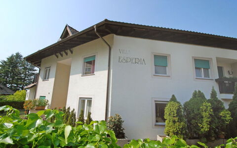 Villa Esperia: Plante, Bâtiment, Ciel, Fenêtre, Botanique, Arbre, Lot Terre, Maison, Chalet, Biome