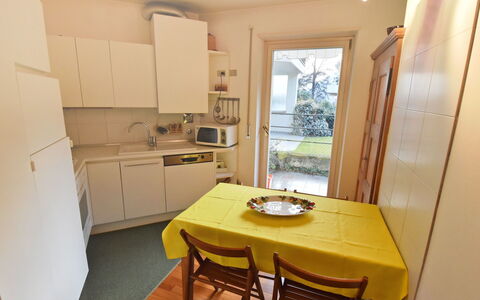 Villa Esperia: Pièce, Propriété, Meubles, Bâtiment, Design Intérieur, Jaune, Maison, Sol, Table, Cuisine