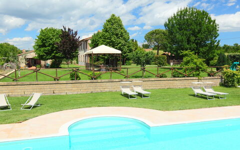 San Casciano dei Bagni 610: Ciel, Nuage, L'Eau, Propriété, Plante, Piscine, Bleu Azur, Arbre, Mobilier De Jardin, Ombre