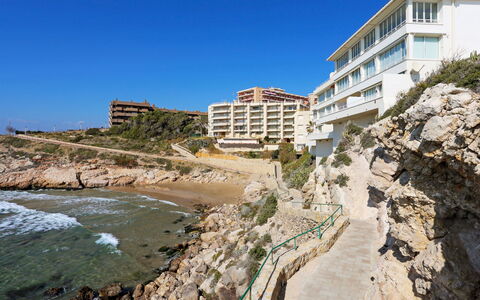 Salou 350: L'Eau, Bâtiment, Ciel, Plante, Bleu Azur, Fenêtre, Arbre, Cotiers Et Relief Océaniques, Plage, Terrain