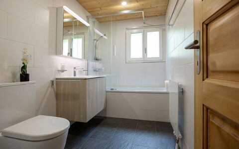 Villars 997: Miroir, Évier, Fenêtre, Luminaire Plomberie, Salle De Bains, Sol, Sol, Robinet, Bois
