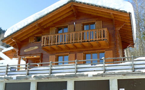 Escapade: Bâtiment, Ciel, Fenêtre, Neige, Bois, Maison, Pente, Arbre, Chalet, Siding