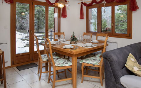 Escapade: Meubles, Design Intérieur, Chaise, Table, Sol, Salle À Manger, Bois, Table Cuisine Et Salle A Manger, Sol, Pièce