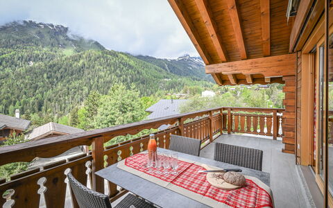 Ovronnaz 700: Propriété, Ciel, Bâtiment, Nuage, Plante, Bois, Arbre, Architecture, Table, Design Intérieur