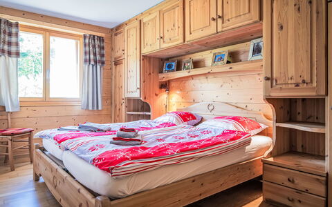 Ovronnaz 700: Bois, Design Intérieur, Meubles, Domicile, Chambre, Lit, Tiroir, Pièce, Cabinetry, Tache De Bois