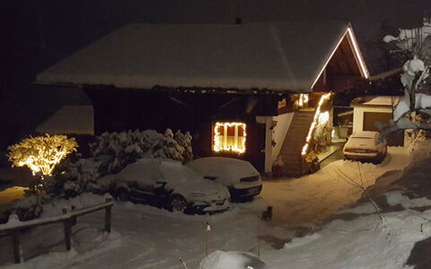 Grindelwald 255: Fenêtre, Neige, Voiture, Bâtiment, Maison, Roue, Chalet, Gelé