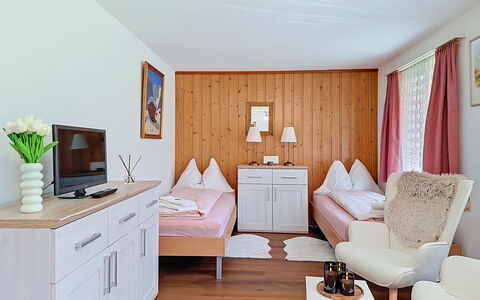 Grindelwald 255: Meubles, Design Intérieur, Lit, Chambre, Pièce, Sol, Plafond, Literie, Drap De Lit, Cadre De Lit