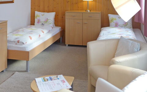 Grindelwald 255: Meubles, Propriété, Confort, Blanc, Cabinetry, Canapé, Design Intérieur, Bois, Textile, Éclairage