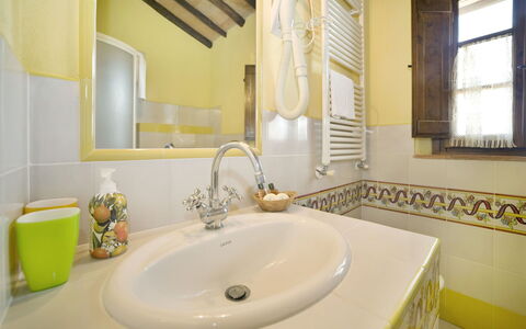 Le Rondini: Salle De Bains, Évier, Propriété, Pièce, Robinet, Design Intérieur, Tuile, Lavabo, Jaune, Mur