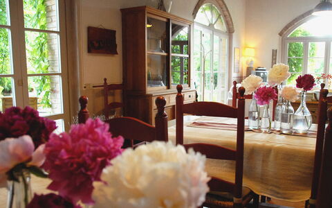 La Cenerara: Meubles, Design Intérieur, Table, Éclairage, Chaise, Rose, Pièce, Domicile, Salle À Manger, Fleurs De Coupe