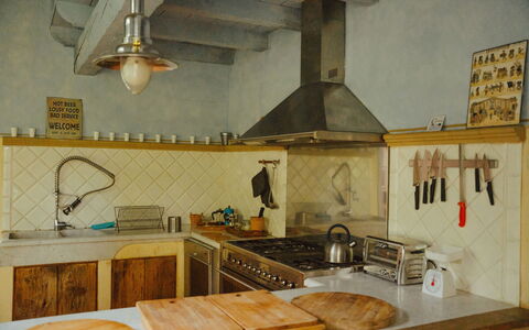 La Cenerara: Cuisine, Sol, Bois, Design Intérieur, Comptoir, Appareil De Cuisine, Sol, Cuisinière, Plafond, Meubles