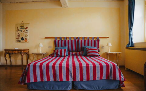 La Cenerara: Meubles, Chambre, Bois, Lit, Design Intérieur, Sol, Literie, Sol, Textile, Drap De Lit
