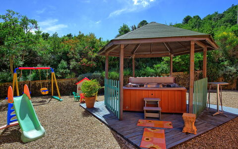 Casa Scopeti: Espace Public, Loisir, Terrain De Jeux, Maison, Arbre, Arrière-Cour, Toit, Immobilier, Ombre, Pièce