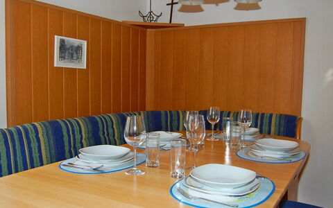 Krechen Alm: Pièce, Salle À Manger, Table, Orange, Propriété, Meubles, Design Intérieur, Restaurant, Vaisselle, Drinkware