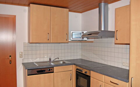 Krechen Alm: Propriété, Cabinetry, Pièce, Cuisine, Comptoir, Meubles, Orange, Design Intérieur, Maison, Bâtiment