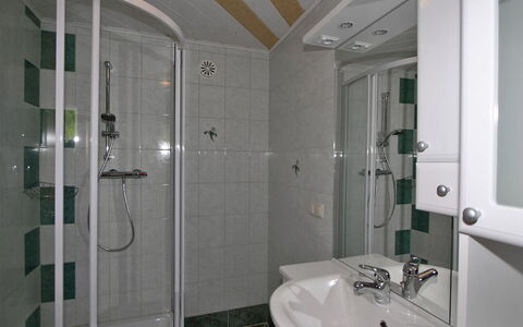 Krechen Alm: Salle De Bains, Pièce, Propriété, Luminaire Plomberie, Architecture, Maison, Immobilier, Verre, Bâtiment, Design Intérieur