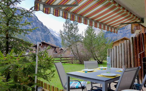 Studio Schweizerhof: Table, Propriété, Plante, Meubles, Bâtiment, Ciel, La Nature, Ombre, Arbre, Nuage