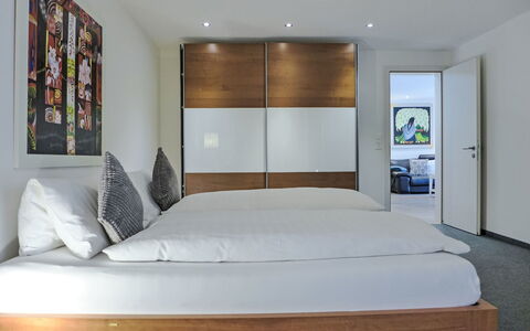 Grindelwald 260: Meubles, Lit, Design Intérieur, Chambre, Bois, Sol, Sol, Literie, Plafond, Éclairage