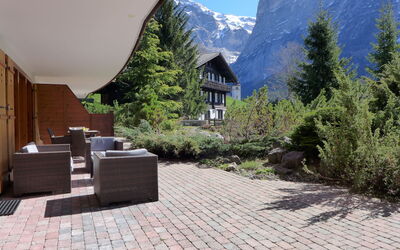 Grindelwald 260: Meubles, Chaîne De Montagnes, Dalle, Mobilier De Jardin, Jardin, Chaise, Ombre, Alpes, Mélèze
