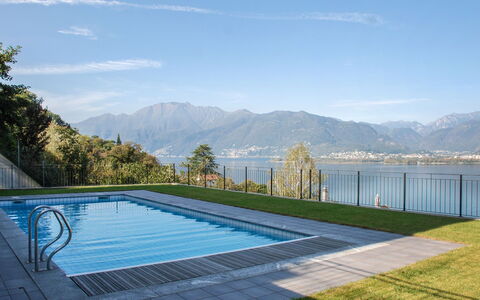 Top Lakeview: L'Eau, Ciel, Nuage, Ressources En Eau, Bleu Azur, Rectangle, Montagne, Piscine, Architecture, Herbe