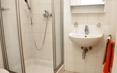 Top Lakeview: Salle De Bains, Propriété, Tuile, Pièce, Robinet, Luminaire Plomberie, Bar De Douche, Mur, Sol, Panneau De Douche