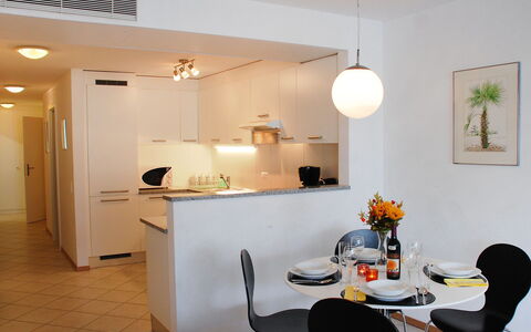 Top Lakeview: Pièce, Propriété, Design Intérieur, Bâtiment, Meubles, Maison, Plafond, Éclairage, Sol, Table