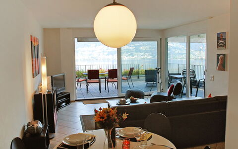 Top Lakeview: Pièce, Salle À Manger, Design Intérieur, Jaune, Propriété, Meubles, Table, Bâtiment, Restaurant, Domicile