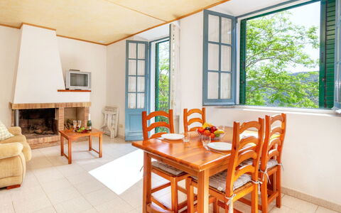 La Rectoria Ii: Table, Meubles, Propriété, Chaise, Bois, Fenêtre, Design Intérieur, Architecture, Jaune