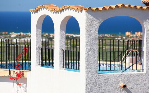 Grand Lusianna: Bleu, Cambre, Bleu Azur, Propriété, Architecture, Bâtiment, Immobilier, Fenêtre, Maison, Façade