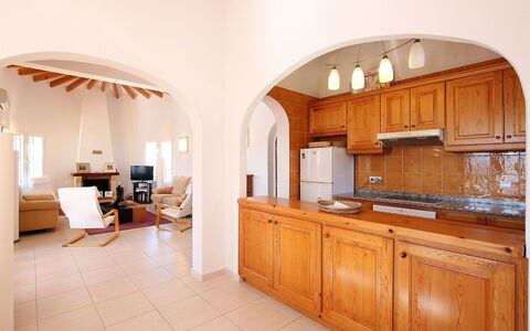 Grand Lusianna: Propriété, Pièce, Meubles, Bâtiment, Comptoir, Cuisine, Cabinetry, Design Intérieur, Architecture, Immobilier