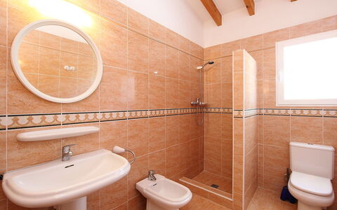 Grand Lusianna: Salle De Bains, Propriété, Pièce, Design Intérieur, Mur, Toilette, Luminaire Plomberie, Maison, Siège De Toilette, Tuile