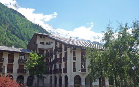 Chamonix 780: Nuage, Ciel, Propriété, Bâtiment, Plante, Fenêtre, Arbre, Architecture, Design Urbain, Zone Résidentielle