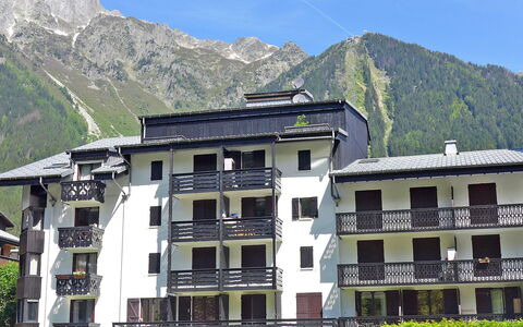 Chamonix 780: Montagne, Ciel, Bâtiment, Propriété, Fenêtre, Vert, Design Urbain, Maison, Condominium, Nuage