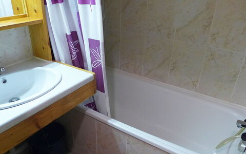 Chamonix 780: Salle De Bains, Violet, Rideau De Douche, Propriété, Pièce, Tuile, Mur, Sol, Luminaire Plomberie, Toilette